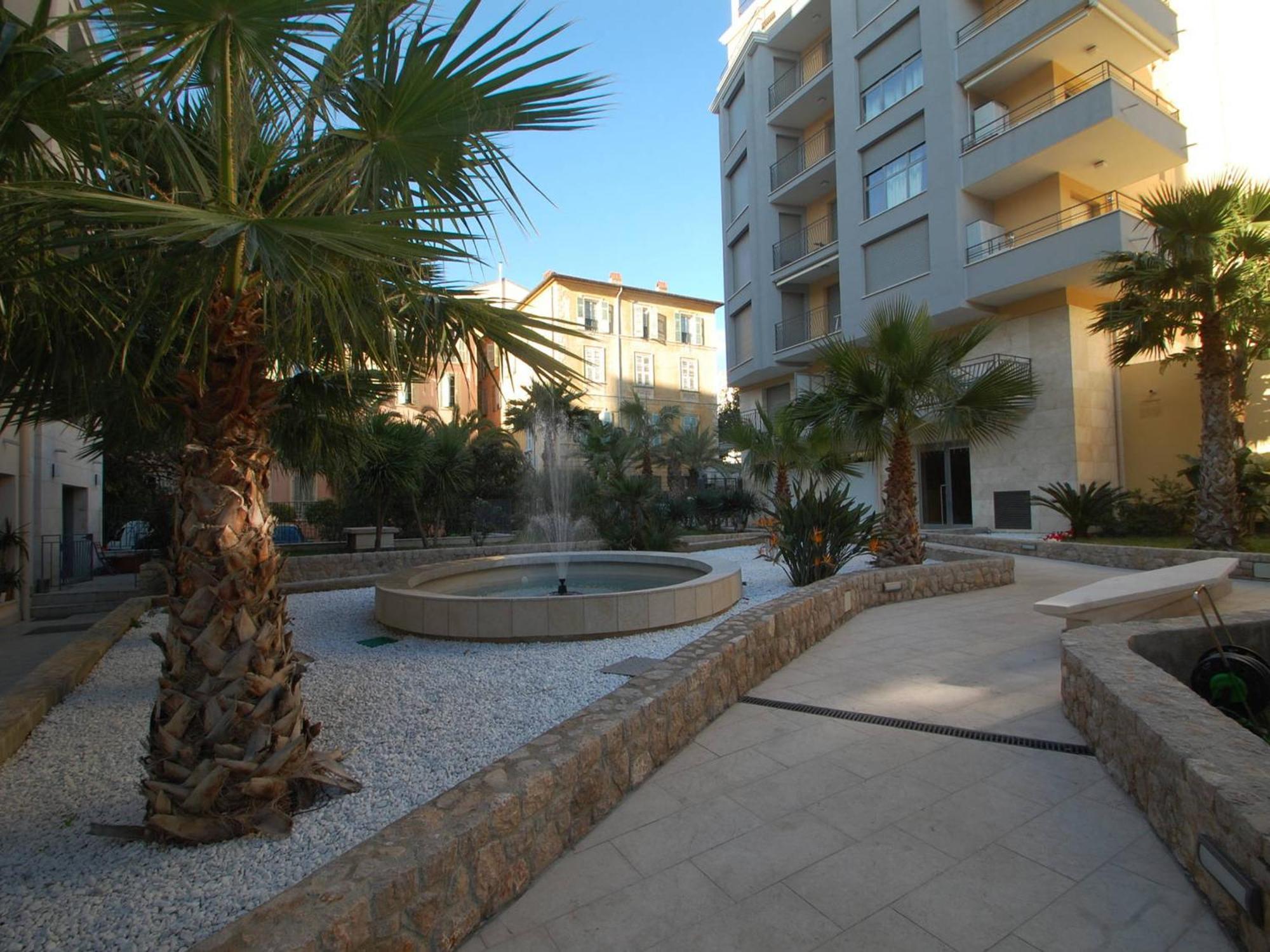 Charmant 2P Moderne Avec Terrasse, Parking Prive, En Plein Centre De Menton, A 2 Pas De La Mer - Fr-1-196-200 Bagian luar foto